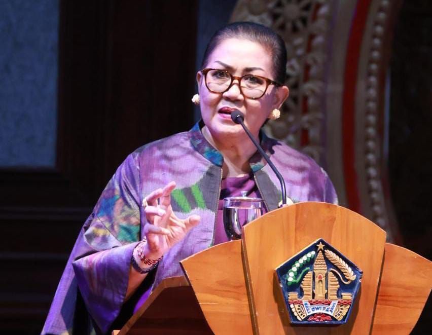 podiumnews.com-Putri Koster Prihatin Pencurian Motif Songket Bali